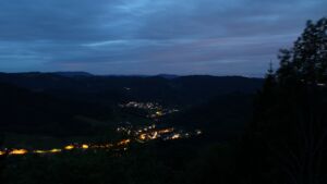 Dieses Bild zeigt eine Webcam-Aufnahme vom Achertal, aufgenommen am Dienstag, den 19.05.2026 um 22:00 Uhr. Die Temperatur betrug 12.3°C.