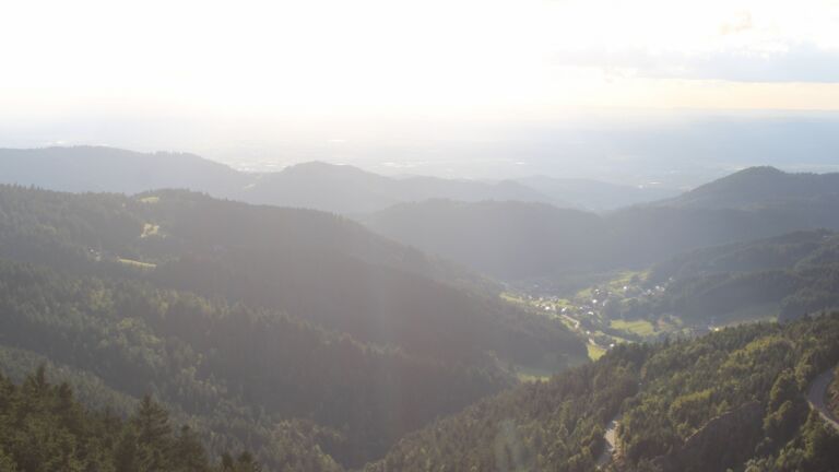 Dieses Bild zeigt eine Webcam-Aufnahme vom Achertal, aufgenommen am Samstag, den 30.08.2025 um 19:00 Uhr. Die Temperatur betrug 13.6°C.