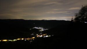 Dieses Bild zeigt eine Webcam-Aufnahme vom Achertal, aufgenommen am Montag, den 18.05.2026 um 01:30 Uhr. Die Temperatur betrug 10.8°C.