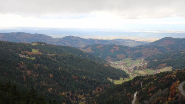 Dieses Bild zeigt eine Webcam-Aufnahme vom Achertal, aufgenommen am Dienstag, den 28.10.2025 um 15:30 Uhr. Die Temperatur betrug 5.6°C.