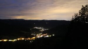 Dieses Bild zeigt eine Webcam-Aufnahme vom Achertal, aufgenommen am Mittwoch, den 10.06.2026 um 23:10 Uhr. Die Temperatur betrug 8.8°C.