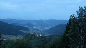 Dieses Bild zeigt eine Webcam-Aufnahme vom Achertal, aufgenommen am Samstag, den 01.08.2026 um 05:30 Uhr. Die Temperatur betrug 16.6°C.