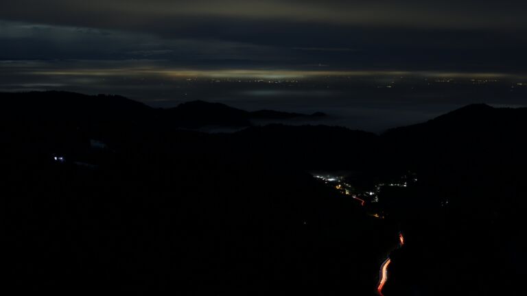 Dieses Bild zeigt eine Webcam-Aufnahme vom Achertal, aufgenommen am Dienstag, den 03.02.2026 um 05:50 Uhr. Die Temperatur betrug 2°C.