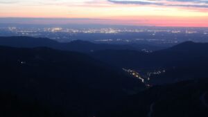 Dieses Bild zeigt eine Webcam-Aufnahme vom Achertal, aufgenommen am Freitag, den 17.04.2026 um 21:10 Uhr. Die Temperatur betrug 12.7°C.