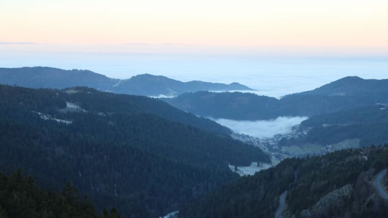 Dieses Bild zeigt eine Webcam-Aufnahme vom Achertal, aufgenommen am Sonntag, den 28.12.2025 um 08:30 Uhr. Die Temperatur betrug -2.7°C.