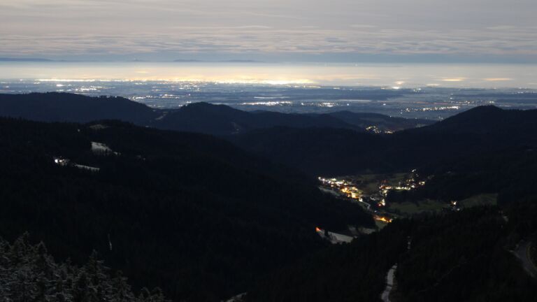 Dieses Bild zeigt eine Webcam-Aufnahme vom Achertal, aufgenommen am Dienstag, den 02.12.2025 um 01:30 Uhr. Die Temperatur betrug 2.2°C.