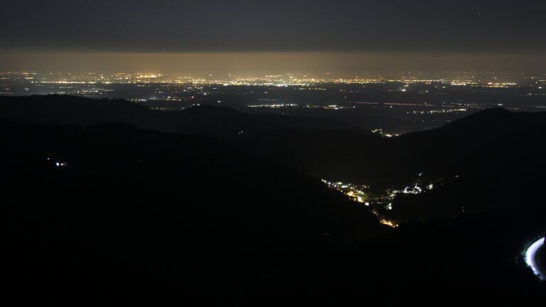 Dieses Bild zeigt eine Webcam-Aufnahme vom Achertal, aufgenommen am Sonntag, den 12.10.2025 um 21:30 Uhr. Die Temperatur betrug 6.4°C.
