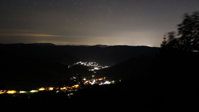 Dieses Bild zeigt eine Webcam-Aufnahme vom Achertal, aufgenommen am Montag, den 20.07.2026 um 03:00 Uhr. Die Temperatur betrug 13.5°C.