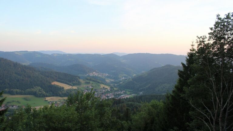 Dieses Bild zeigt eine Webcam-Aufnahme vom Achertal, aufgenommen am Montag, den 22.06.2026 um 21:10 Uhr. Die Temperatur betrug 27.9°C.