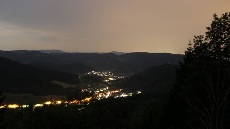 Dieses Bild zeigt eine Webcam-Aufnahme vom Achertal, aufgenommen am Sonntag, den 28.06.2026 um 23:10 Uhr. Die Temperatur betrug 26.2°C.