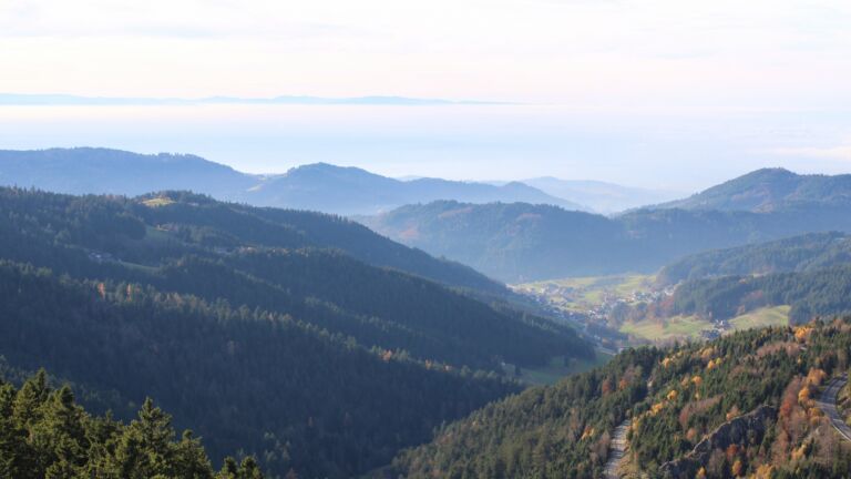 Dieses Bild zeigt eine Webcam-Aufnahme vom Achertal, aufgenommen am Donnerstag, den 06.11.2025 um 15:10 Uhr. Die Temperatur betrug 15.1°C.