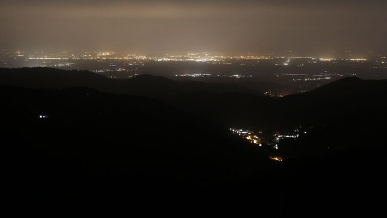 Dieses Bild zeigt eine Webcam-Aufnahme vom Achertal, aufgenommen am Samstag, den 15.11.2025 um 01:30 Uhr. Die Temperatur betrug 13°C.