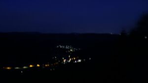 Dieses Bild zeigt eine Webcam-Aufnahme vom Achertal, aufgenommen am Montag, den 08.06.2026 um 04:00 Uhr. Die Temperatur betrug 15.6°C.