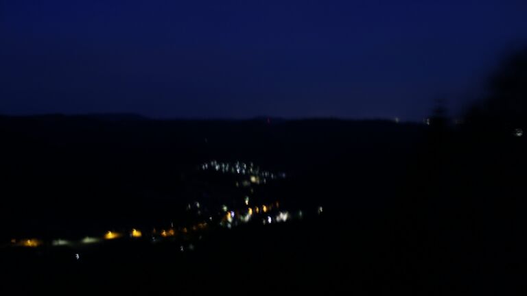 Dieses Bild zeigt eine Webcam-Aufnahme vom Achertal, aufgenommen am Montag, den 08.06.2026 um 04:00 Uhr. Die Temperatur betrug 15.6°C.