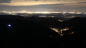 Dieses Bild zeigt eine Webcam-Aufnahme vom Achertal, aufgenommen am Montag, den 08.12.2025 um 21:30 Uhr. Die Temperatur betrug 7.9°C.