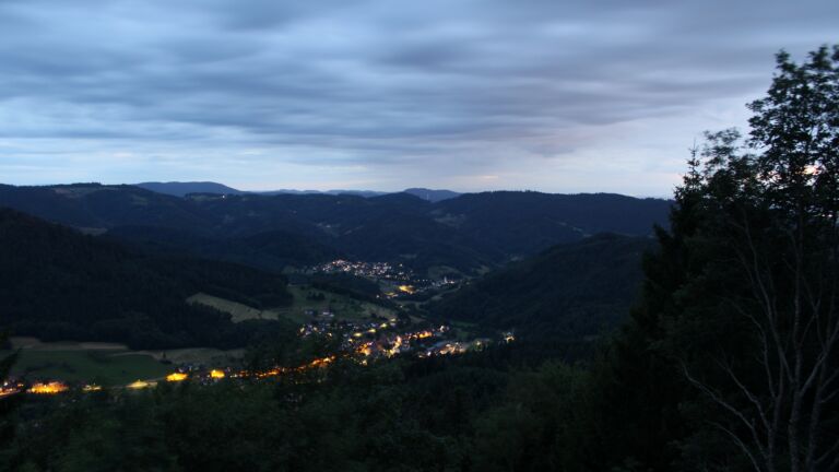 Dieses Bild zeigt eine Webcam-Aufnahme vom Achertal, aufgenommen am Donnerstag, den 02.07.2026 um 22:10 Uhr. Die Temperatur betrug 19.6°C.