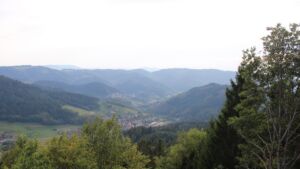 Dieses Bild zeigt eine Webcam-Aufnahme vom Achertal, aufgenommen am Montag, den 28.09.2026 um 17:20 Uhr. Die Temperatur betrug 27.9°C.
