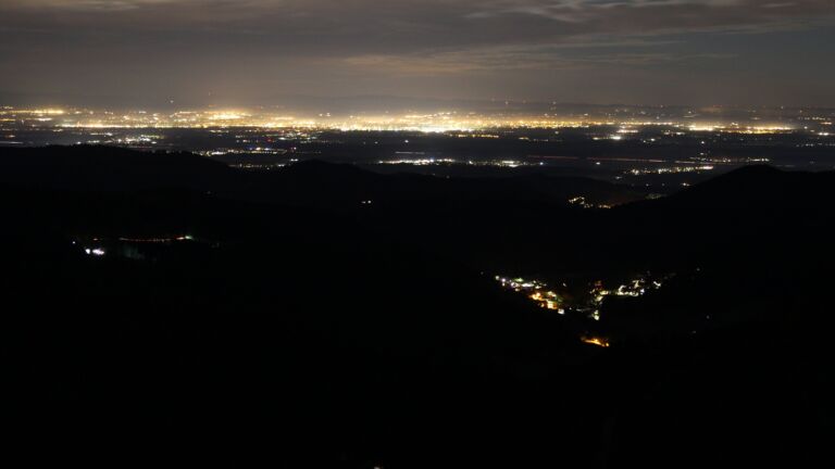 Dieses Bild zeigt eine Webcam-Aufnahme vom Achertal, aufgenommen am Samstag, den 01.11.2025 um 00:30 Uhr. Die Temperatur betrug 11.4°C.