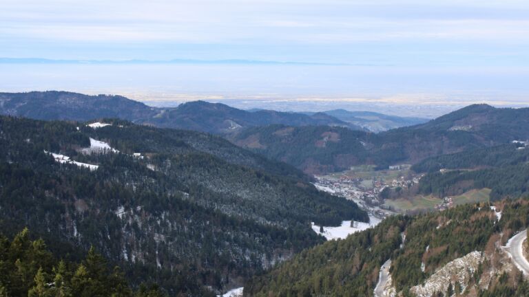 Dieses Bild zeigt eine Webcam-Aufnahme vom Achertal, aufgenommen am Sonntag, den 23.11.2025 um 10:20 Uhr. Die Temperatur betrug 0.6°C.