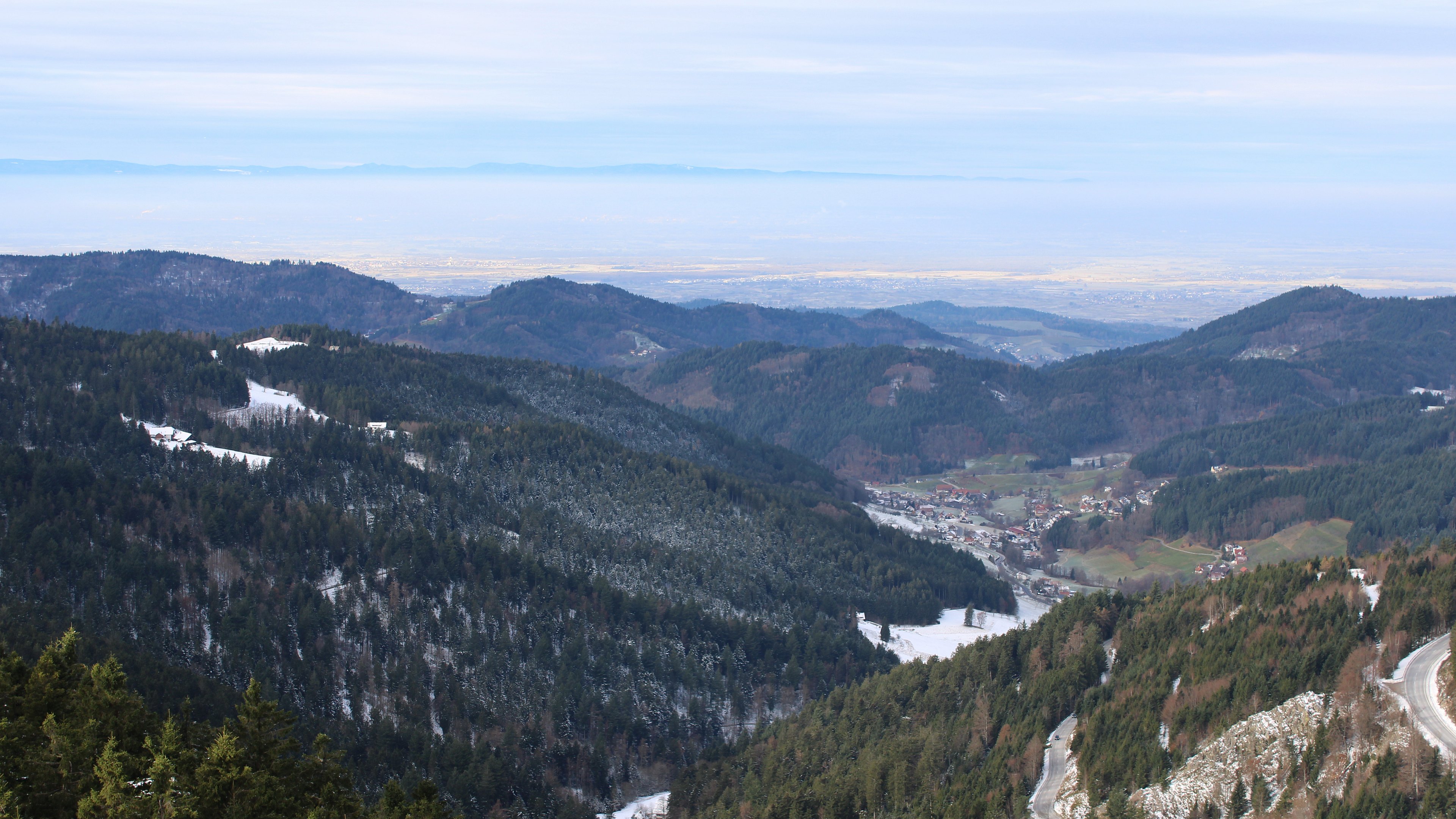 Dieses Bild zeigt eine Webcam-Aufnahme vom Achertal, aufgenommen am Sonntag, den 23.11.2025 um 10:20 Uhr. Die Temperatur betrug 0.6°C.