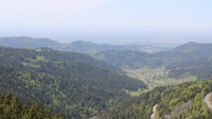 Dieses Bild zeigt eine Webcam-Aufnahme vom Achertal, aufgenommen am Dienstag, den 28.04.2026 um 13:00 Uhr. Die Temperatur betrug 13.7°C.