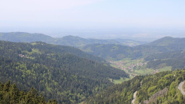 Dieses Bild zeigt eine Webcam-Aufnahme vom Achertal, aufgenommen am Dienstag, den 28.04.2026 um 13:00 Uhr. Die Temperatur betrug 13.7°C.