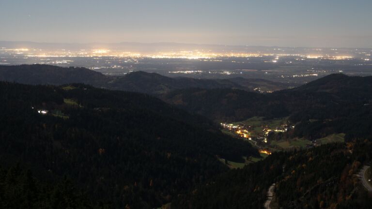 Dieses Bild zeigt eine Webcam-Aufnahme vom Achertal, aufgenommen am Dienstag, den 04.11.2025 um 00:30 Uhr. Die Temperatur betrug 5.8°C.