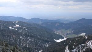 Dieses Bild zeigt eine Webcam-Aufnahme vom Achertal, aufgenommen am Sonntag, den 29.03.2026 um 15:30 Uhr. Die Temperatur betrug 2.4°C.