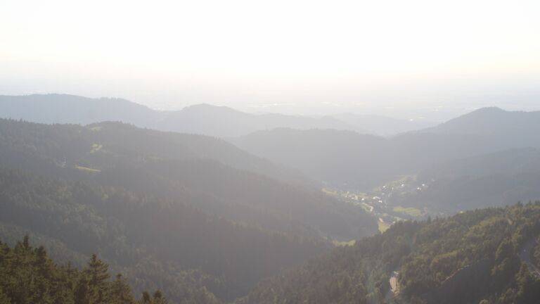 Dieses Bild zeigt eine Webcam-Aufnahme vom Achertal, aufgenommen am Sonntag, den 24.08.2025 um 19:20 Uhr. Die Temperatur betrug 13.6°C.