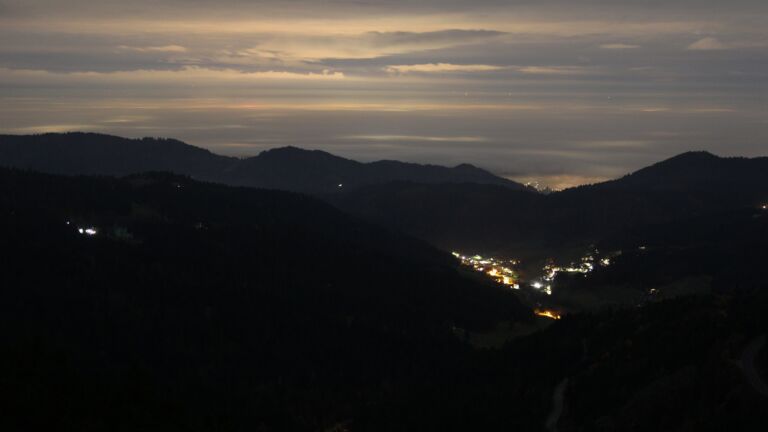 Dieses Bild zeigt eine Webcam-Aufnahme vom Achertal, aufgenommen am Samstag, den 08.11.2025 um 23:00 Uhr. Die Temperatur betrug 6.6°C.