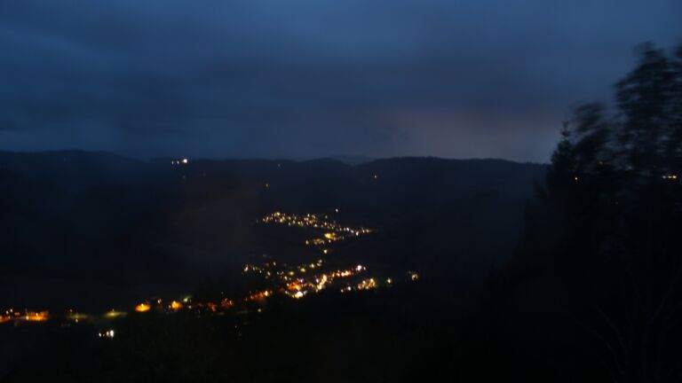 Dieses Bild zeigt eine Webcam-Aufnahme vom Achertal, aufgenommen am Samstag, den 24.10.2026 um 19:00 Uhr. Die Temperatur betrug 4.9°C.