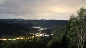 Dieses Bild zeigt eine Webcam-Aufnahme vom Achertal, aufgenommen am Samstag, den 29.08.2026 um 21:50 Uhr. Die Temperatur betrug 18.1°C.
