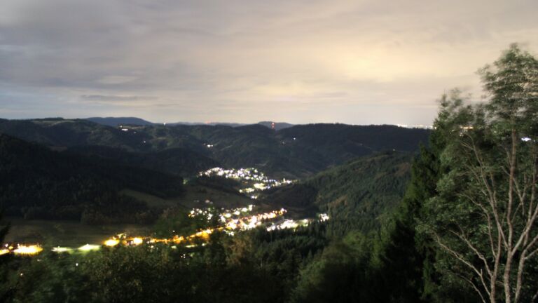 Dieses Bild zeigt eine Webcam-Aufnahme vom Achertal, aufgenommen am Samstag, den 29.08.2026 um 21:50 Uhr. Die Temperatur betrug 18.1°C.