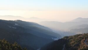 Dieses Bild zeigt eine Webcam-Aufnahme vom Achertal, aufgenommen am Samstag, den 27.12.2025 um 15:40 Uhr. Die Temperatur betrug 4.9°C.