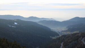 Dieses Bild zeigt eine Webcam-Aufnahme vom Achertal, aufgenommen am Donnerstag, den 05.02.2026 um 17:00 Uhr. Die Temperatur betrug 4.7°C.