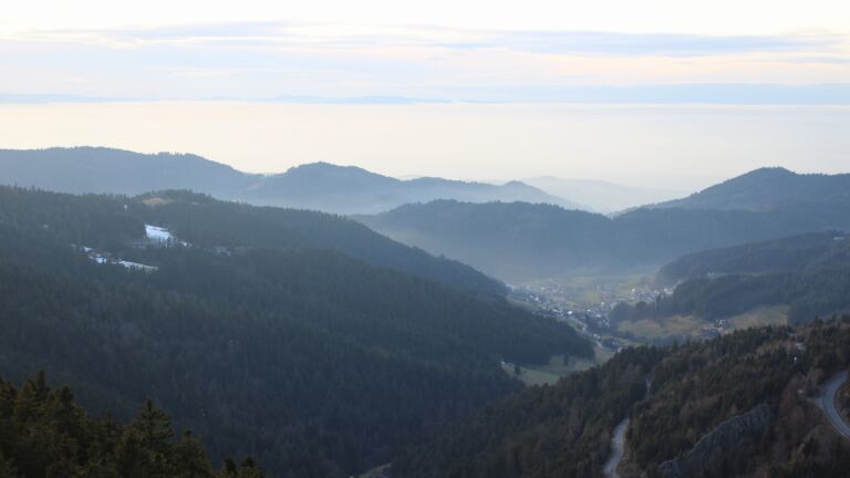 Dieses Bild zeigt eine Webcam-Aufnahme vom Achertal, aufgenommen am Donnerstag, den 05.02.2026 um 17:00 Uhr. Die Temperatur betrug 4.7°C.