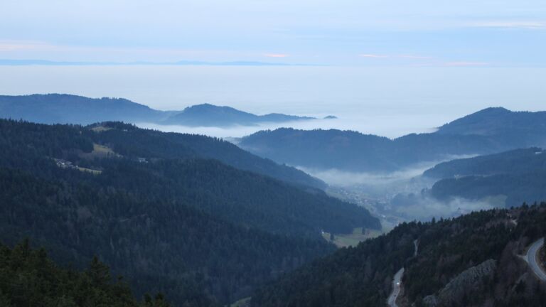 Dieses Bild zeigt eine Webcam-Aufnahme vom Achertal, aufgenommen am Dienstag, den 16.12.2025 um 16:20 Uhr. Die Temperatur betrug 7.1°C.