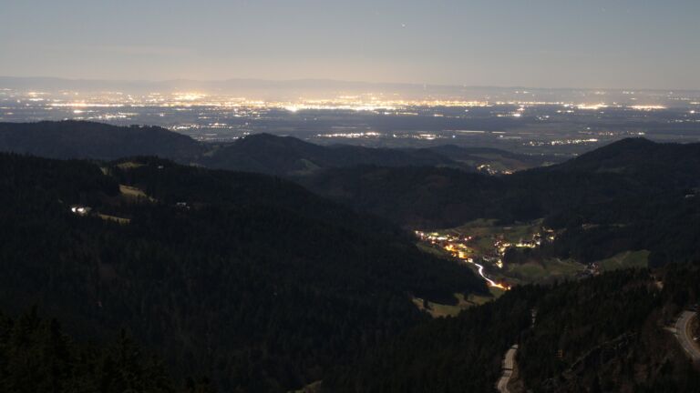 Dieses Bild zeigt eine Webcam-Aufnahme vom Achertal, aufgenommen am Montag, den 02.03.2026 um 01:30 Uhr. Die Temperatur betrug 3.1°C.