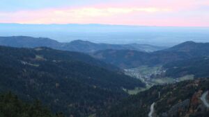 Dieses Bild zeigt eine Webcam-Aufnahme vom Achertal, aufgenommen am Freitag, den 31.10.2025 um 17:20 Uhr. Die Temperatur betrug 10.4°C.