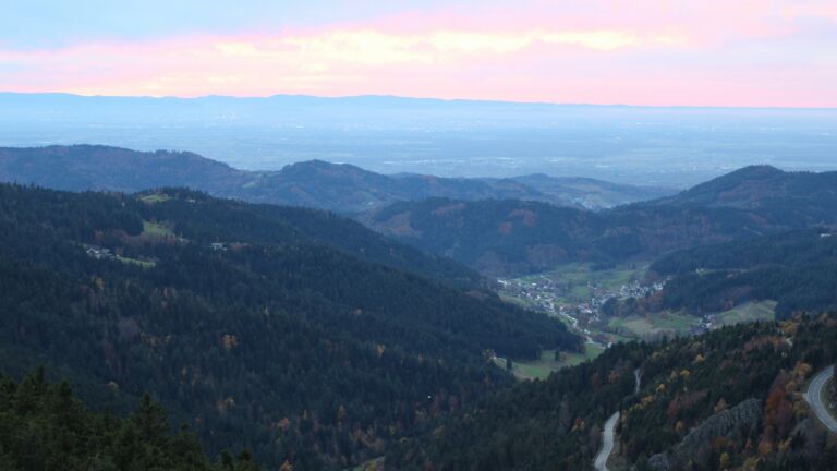 Dieses Bild zeigt eine Webcam-Aufnahme vom Achertal, aufgenommen am Freitag, den 31.10.2025 um 17:20 Uhr. Die Temperatur betrug 10.4°C.