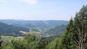 Dieses Bild zeigt eine Webcam-Aufnahme vom Achertal, aufgenommen am Freitag, den 26.06.2026 um 12:00 Uhr. Die Temperatur betrug 32.8°C.