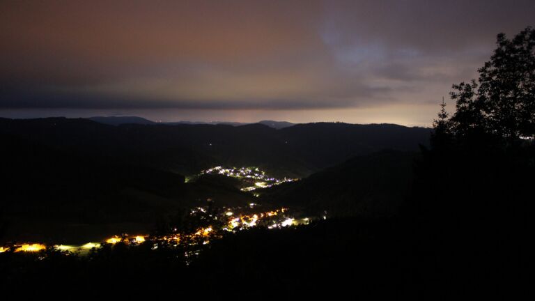 Dieses Bild zeigt eine Webcam-Aufnahme vom Achertal, aufgenommen am Dienstag, den 19.05.2026 um 04:10 Uhr. Die Temperatur betrug 8.1°C.