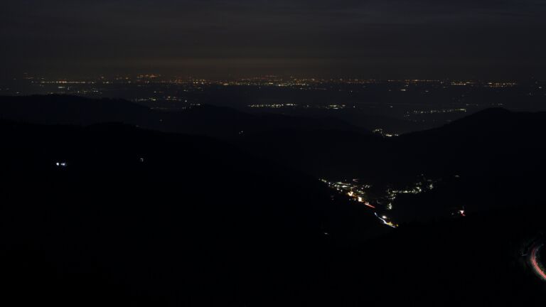 Dieses Bild zeigt eine Webcam-Aufnahme vom Achertal, aufgenommen am Sonntag, den 08.03.2026 um 19:30 Uhr. Die Temperatur betrug 9.2°C.