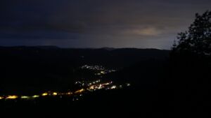 Dieses Bild zeigt eine Webcam-Aufnahme vom Achertal, aufgenommen am Mittwoch, den 20.05.2026 um 22:20 Uhr. Die Temperatur betrug 12.3°C.