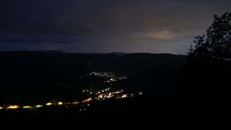 Dieses Bild zeigt eine Webcam-Aufnahme vom Achertal, aufgenommen am Mittwoch, den 20.05.2026 um 22:20 Uhr. Die Temperatur betrug 12.3°C.