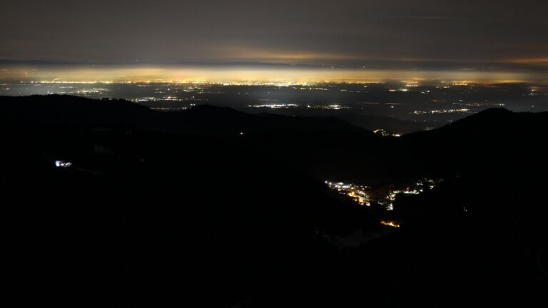 Dieses Bild zeigt eine Webcam-Aufnahme vom Achertal, aufgenommen am Sonntag, den 23.11.2025 um 06:00 Uhr. Die Temperatur betrug -3.9°C.