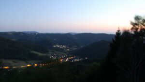 Dieses Bild zeigt eine Webcam-Aufnahme vom Achertal, aufgenommen am Mittwoch, den 12.08.2026 um 21:30 Uhr. Die Temperatur betrug 24.7°C.