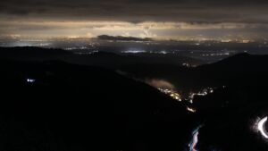 Dieses Bild zeigt eine Webcam-Aufnahme vom Achertal, aufgenommen am Mittwoch, den 26.11.2025 um 23:30 Uhr. Die Temperatur betrug -2.4°C.