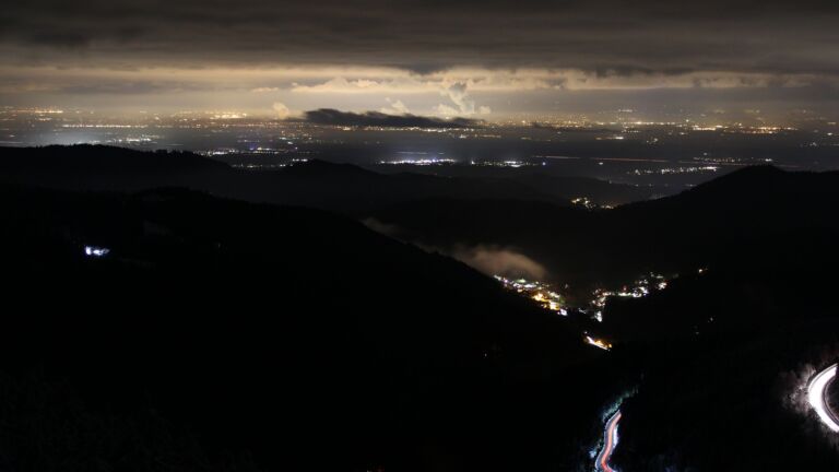 Dieses Bild zeigt eine Webcam-Aufnahme vom Achertal, aufgenommen am Mittwoch, den 26.11.2025 um 23:30 Uhr. Die Temperatur betrug -2.4°C.