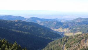 Dieses Bild zeigt eine Webcam-Aufnahme vom Achertal, aufgenommen am Dienstag, den 09.12.2025 um 12:30 Uhr. Die Temperatur betrug 9.8°C.